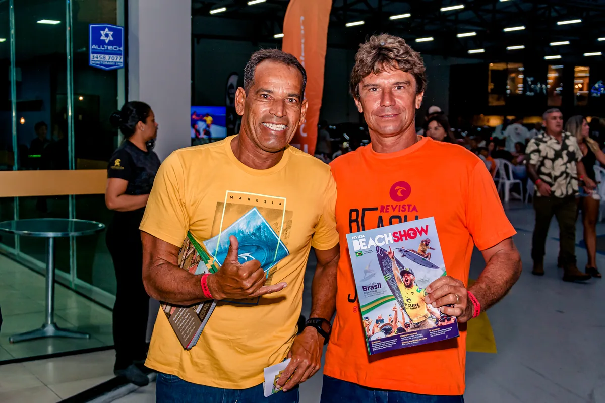 Surfistas prestigiando o evento